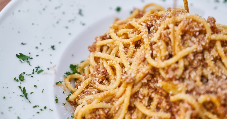 Pasta mit cremiger Käse-Hackfleisch-Soße