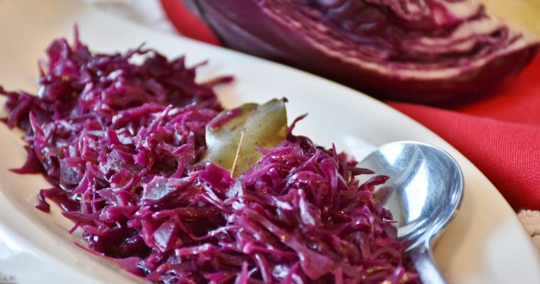 Gebackene Süßkartoffeln mit Rotkohl-Birnen-Salat