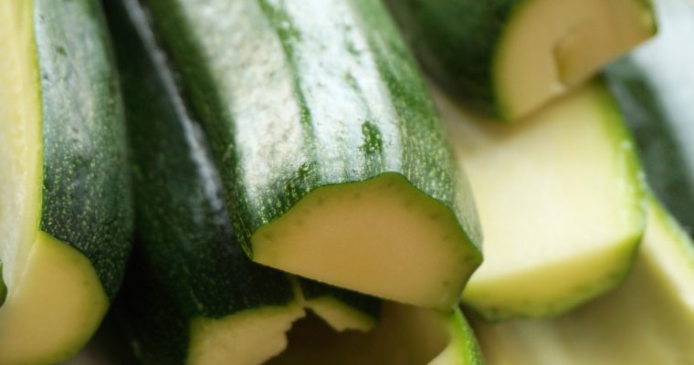 Zucchini-Schiffchen mit Reis und Hackfleisch