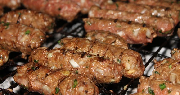 Türkische Hackröllchen mit Gurkenjoghurt und Salat