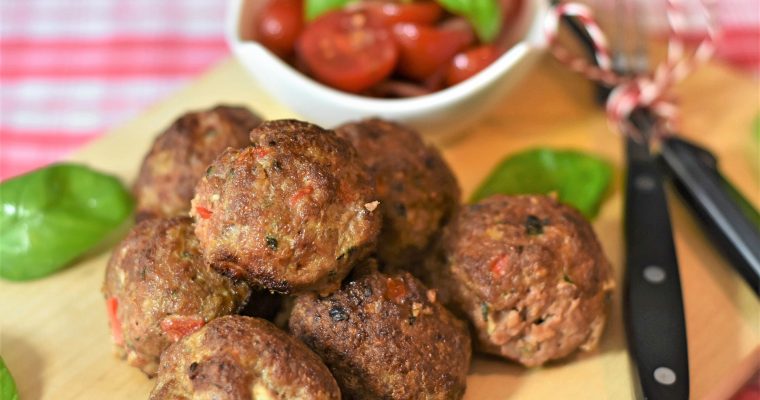 Erdnuss-Hackbällchen mit Gemüse in Currysauce